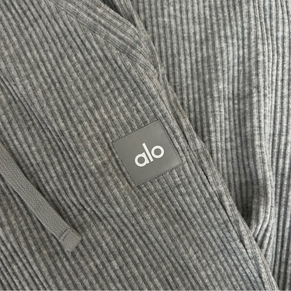 Alo Yoga Muse Set - Hoodie & Sweatpants - Athletic Heather Grey - Medium - Picture 7 of 9